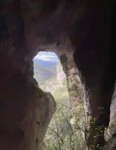 Ouverture Baume Du Tigre sur l’extérieur sur le plateau du thaurac
