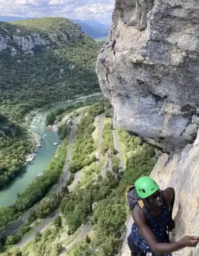 Vue du haut de la via ferrata du thaurac sur l’Herault avec un pratiquant grimpant