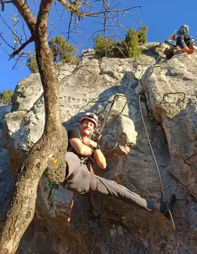 Moniteur de via ferrata souriant à la parade