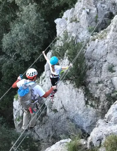 Moniteur accompagnant sur un pont népalais