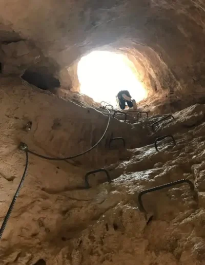 Cheminée de via ferrata et grimpeur