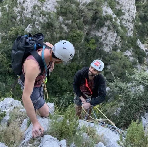 Deux grimpeurs souriants au relais d’une grande voie dans les gorges du Destel