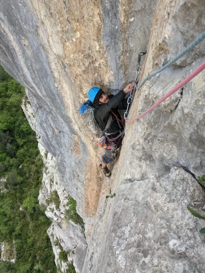Grimpeur dans une fissure en grande voie