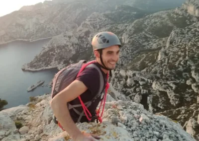 Paysage avec grimpeur au sommet de la grande candelle dans les calanques de Marseille