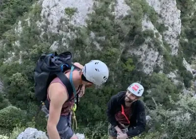 Deux grimpeurs souriants au relais d’une grande voie dans les gorges du Destel