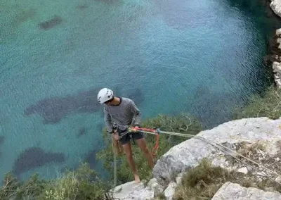 descente en rappel dans les calanques au dessus de l'eau