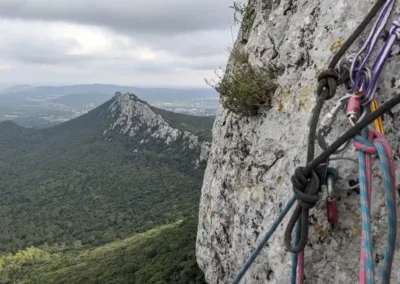 Relais d'escalade avec vue du pic saint loup
