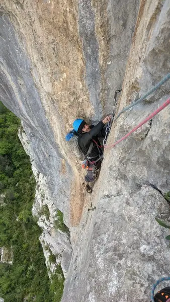 Grimpeur dans escalade en fissure dans les Pyrénées espagnole