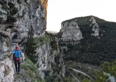 Grimpeur marchant sur une vire dans les Gorges De L'hérault