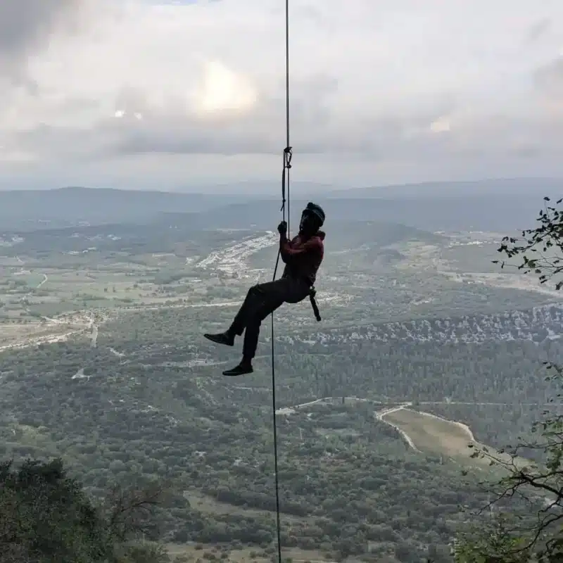 personne descendant en rappel