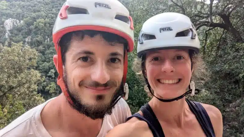 Julie et Simon couple de moniteurs d'escalade souriants