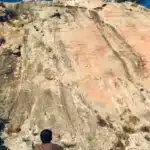 Grimpeur à Seyne sur un beau rocher orange