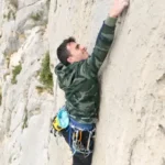 Grimpeur dans le crux de sa voie