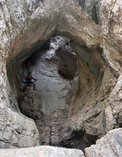 Pratiquant dans le passage en tire-bouchon de la via ferrata du Rocher de Sion