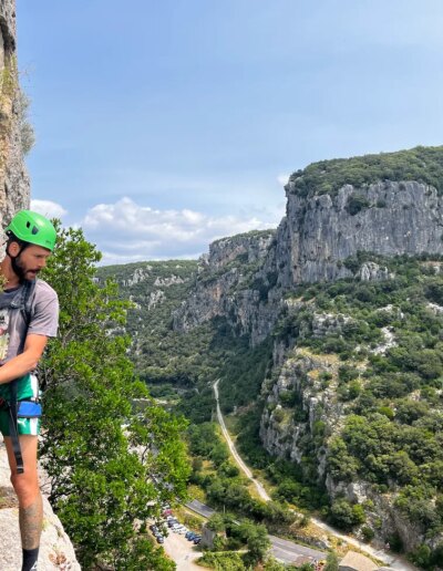 Grimpeur dans la partie aérienne de la via ferrata du Rocher de Sion