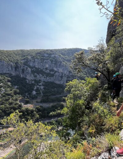 Pratiquante admirant la vue depuis le sommet de la via ferrata du Rocher de Sion
