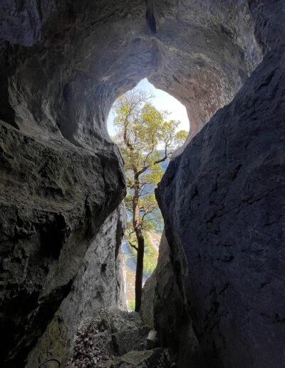 Passage troglodyte sur la via ferrata du Rocher de Sion