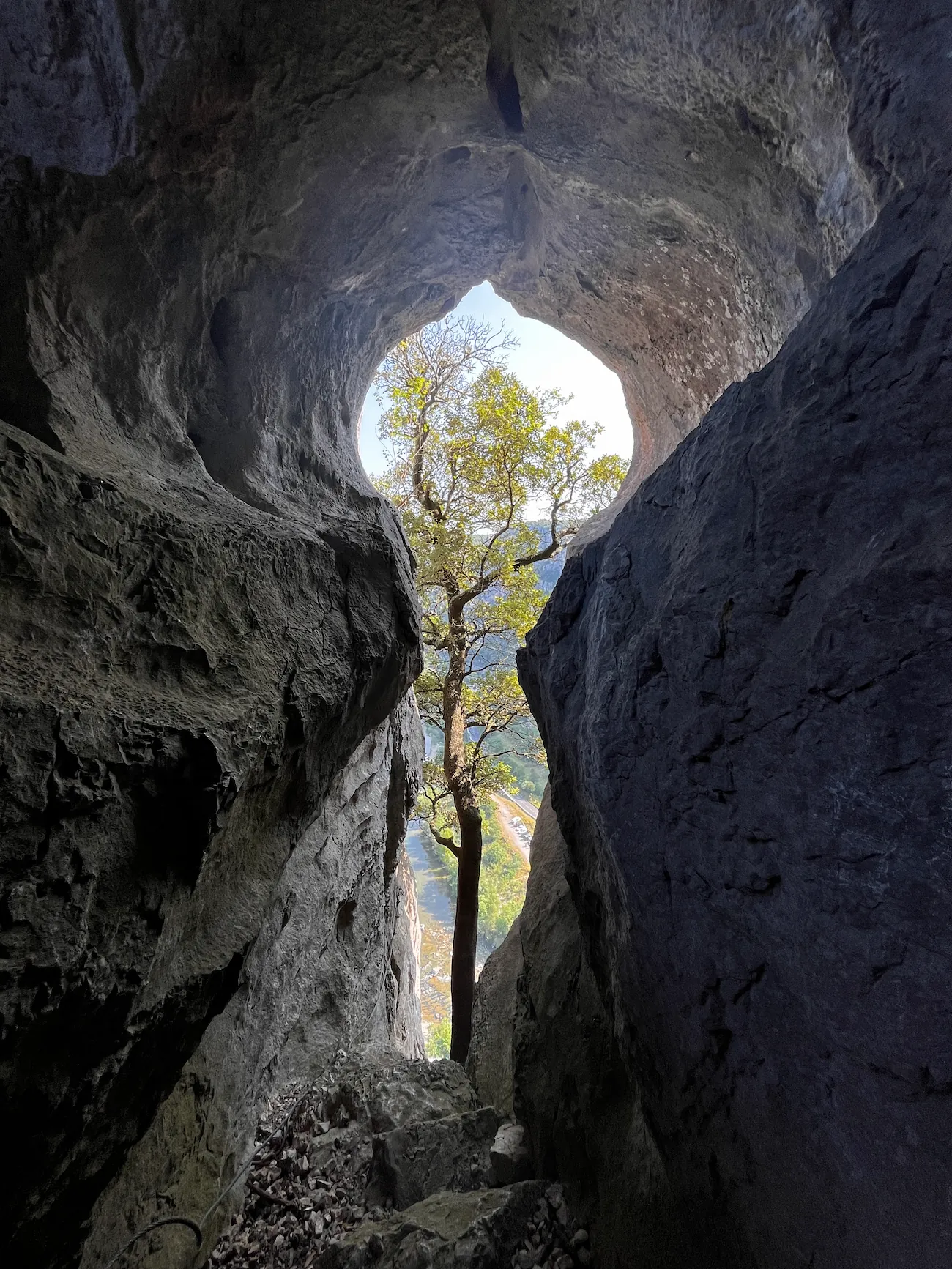 Passage troglodyte sur la via ferrata du Rocher de Sion